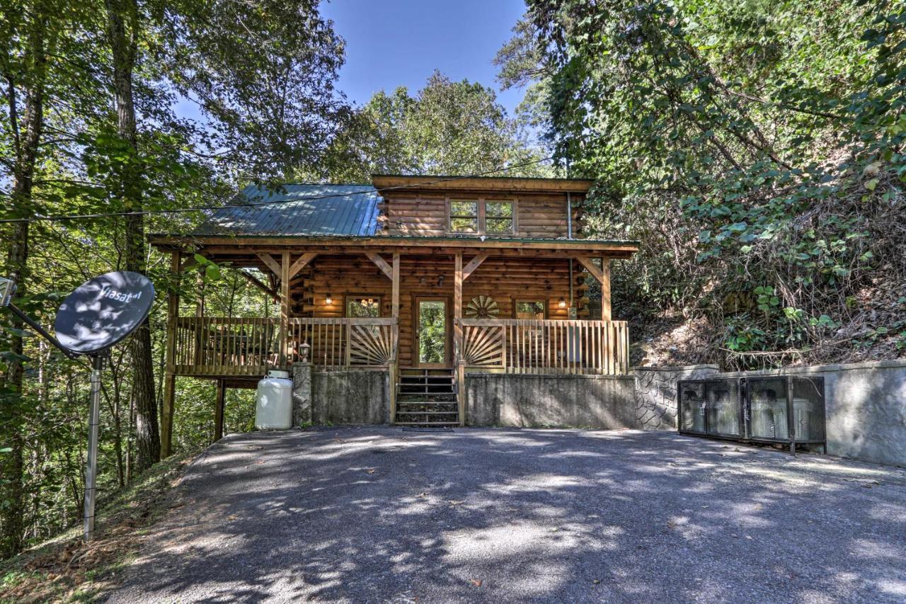 Cabin With Hot Tub And Deck, 3 Mi To Pigeon Forge Sevierville Bagian luar foto