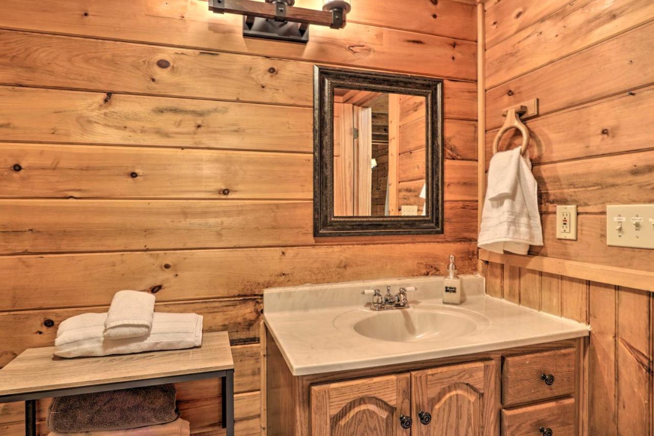 Cabin With Hot Tub And Deck, 3 Mi To Pigeon Forge Sevierville Bagian luar foto