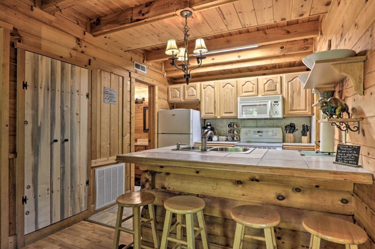Cabin With Hot Tub And Deck, 3 Mi To Pigeon Forge Sevierville Bagian luar foto