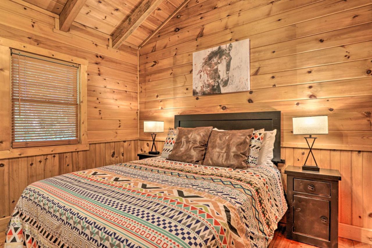 Cabin With Hot Tub And Deck, 3 Mi To Pigeon Forge Sevierville Bagian luar foto