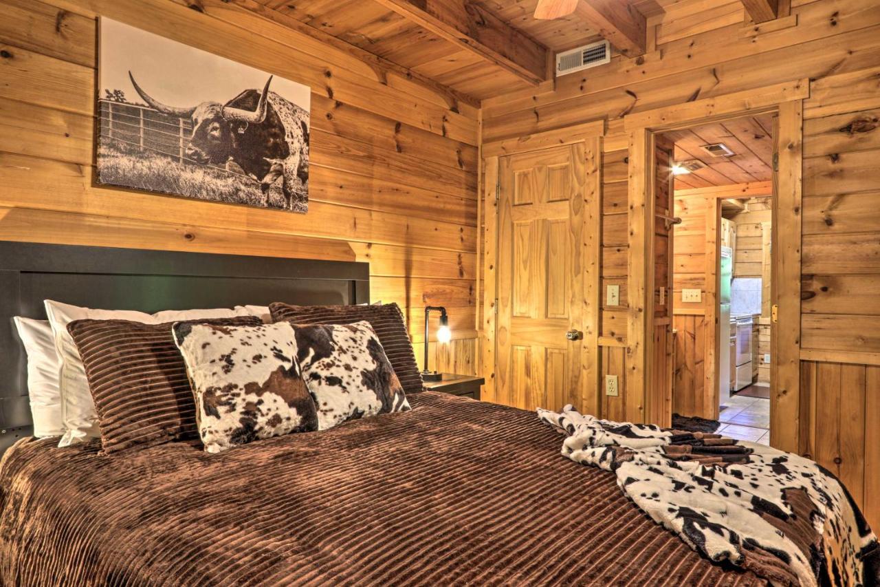 Cabin With Hot Tub And Deck, 3 Mi To Pigeon Forge Sevierville Bagian luar foto