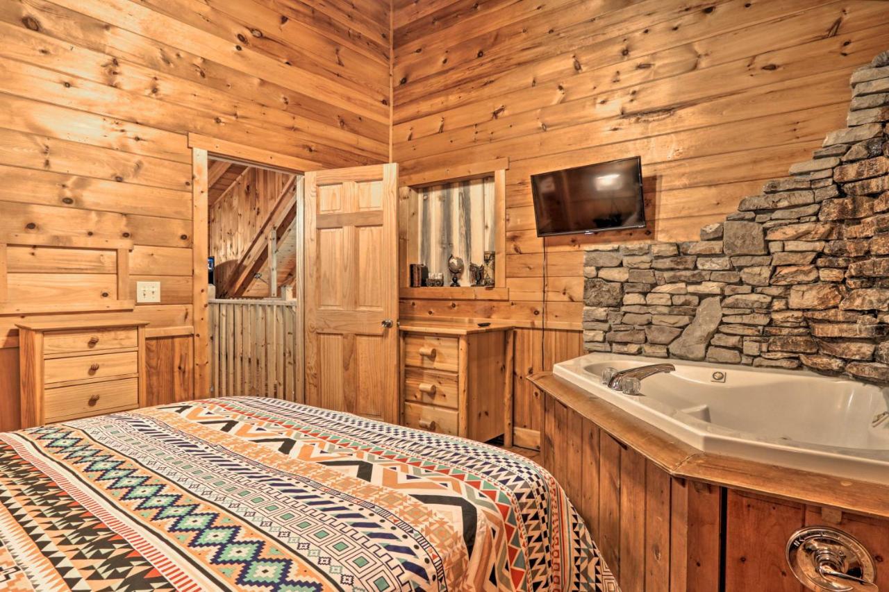 Cabin With Hot Tub And Deck, 3 Mi To Pigeon Forge Sevierville Bagian luar foto